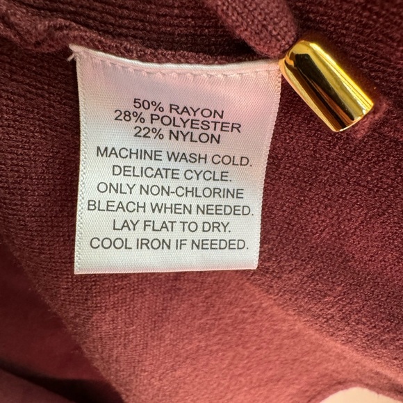 🌺Long Calligraphie Burgundy Sweater NWOT Large With Pockets - Picture 4 of 6